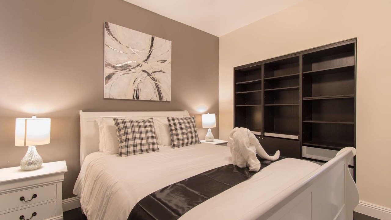 Photo of Bedroom in Hollywood Lakes