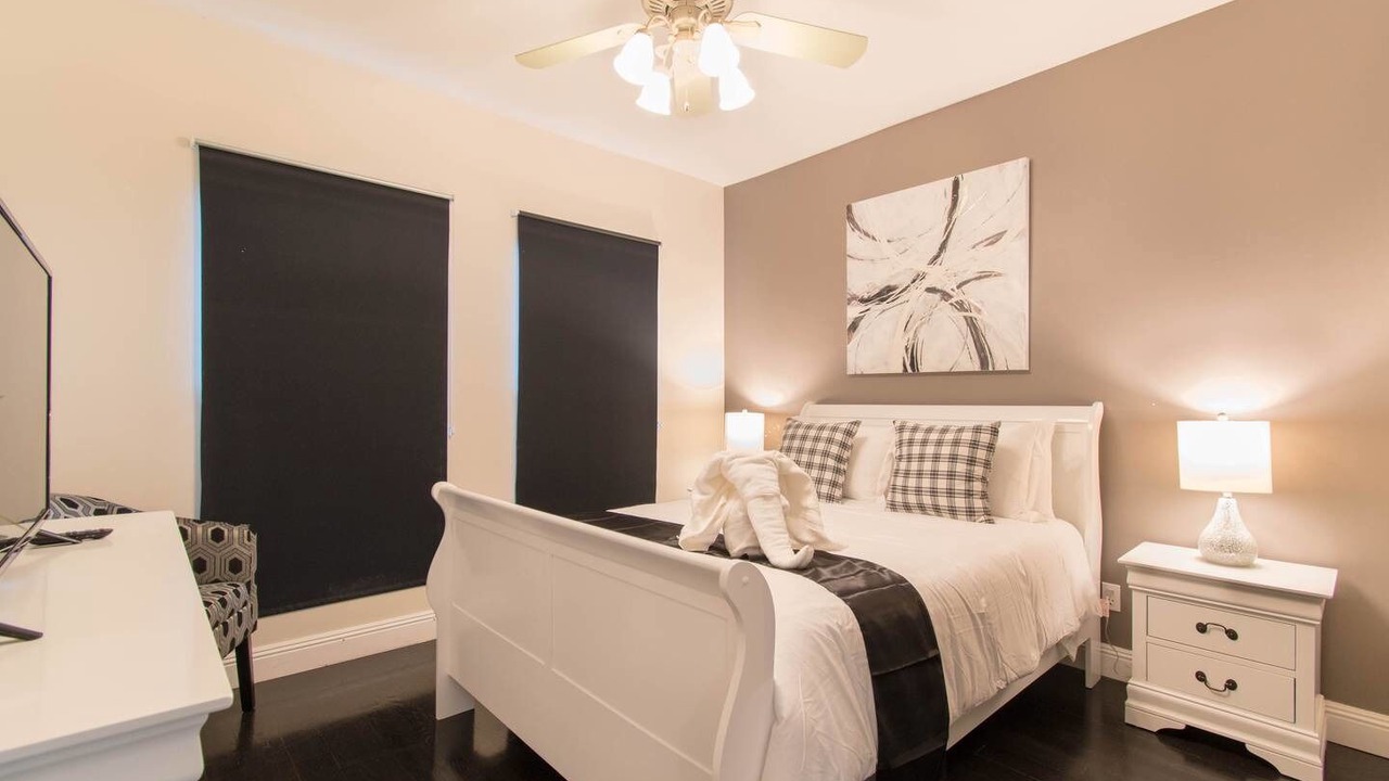 Photo of Bedroom in Hollywood Lakes