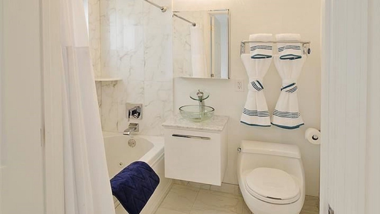 Photo of Bathroom in Dolphin Isles