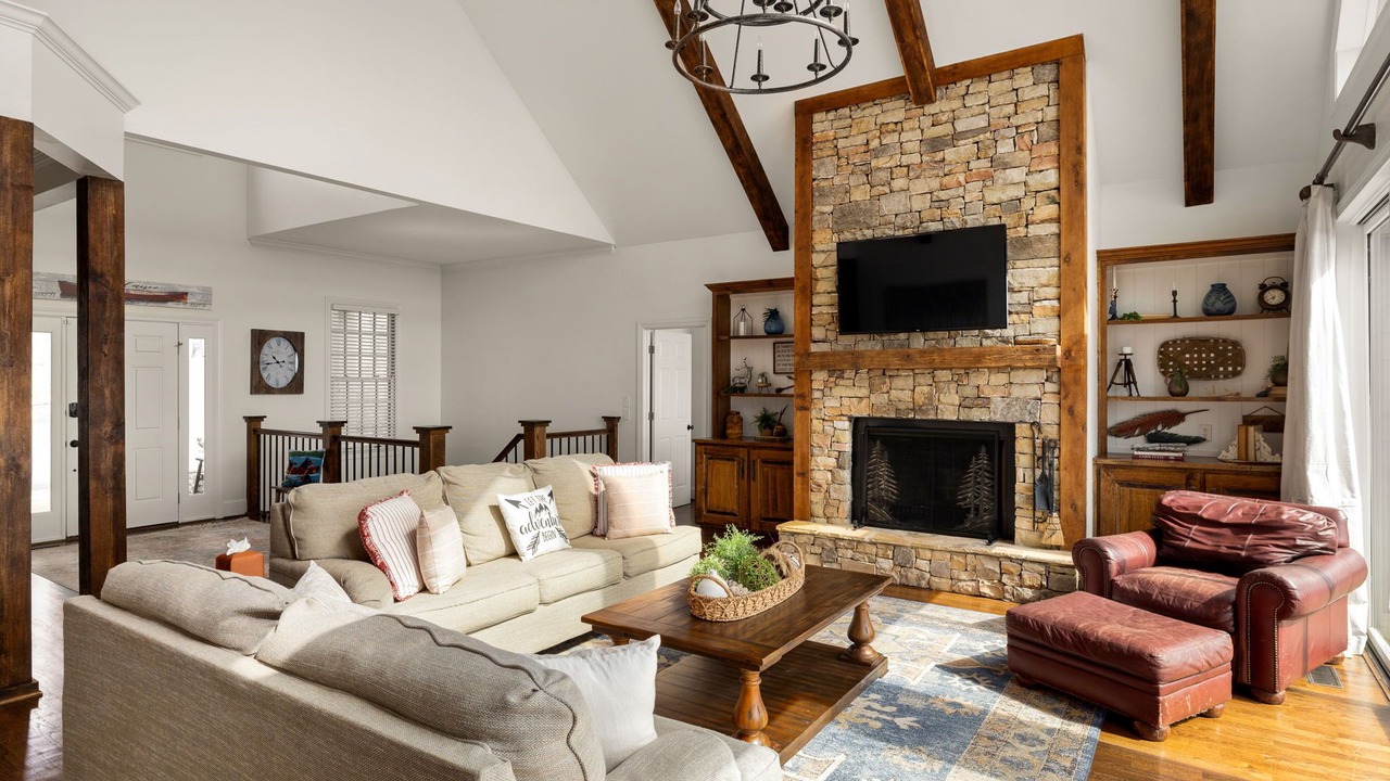Photo of Livingroom in Big Canoe