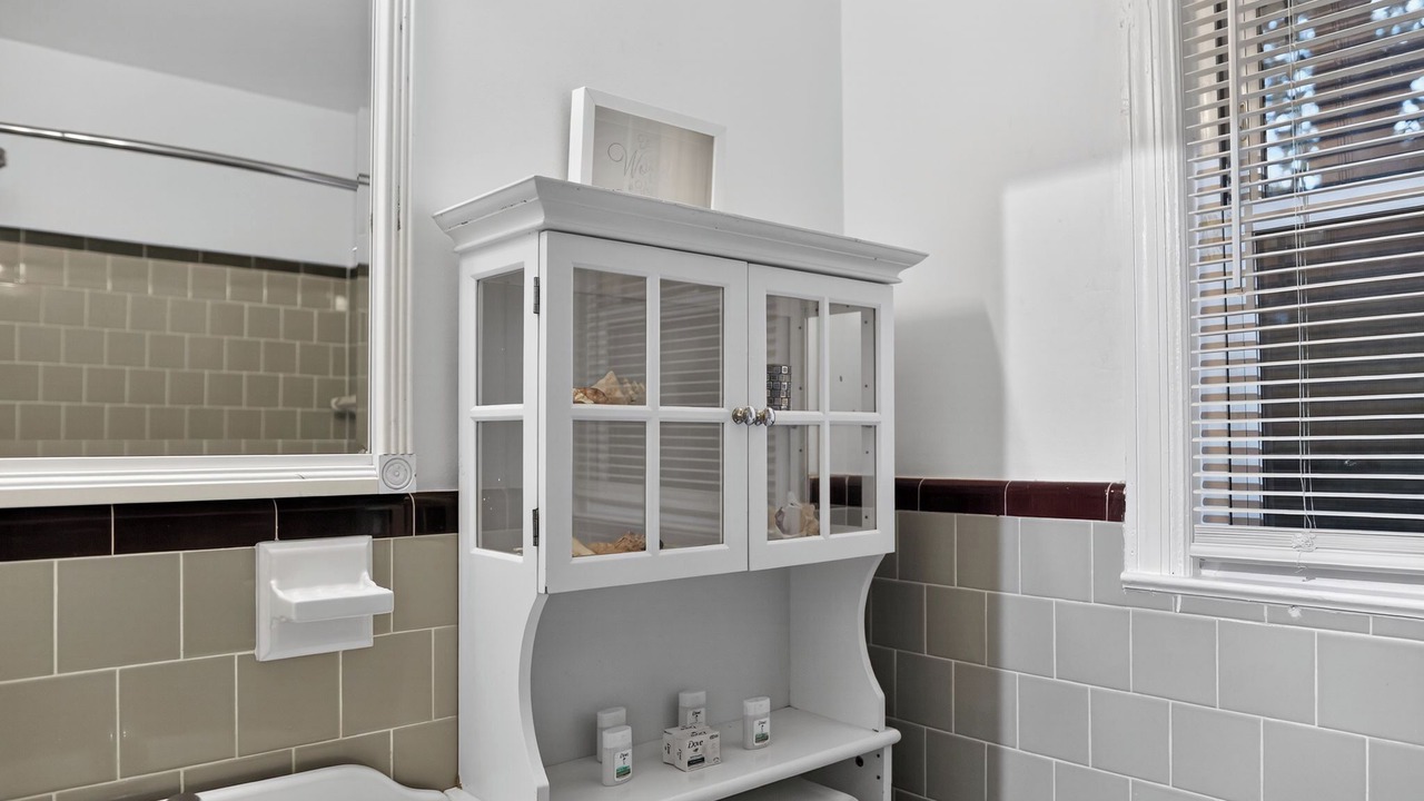 Photo of Bathroom in Thunderbolt