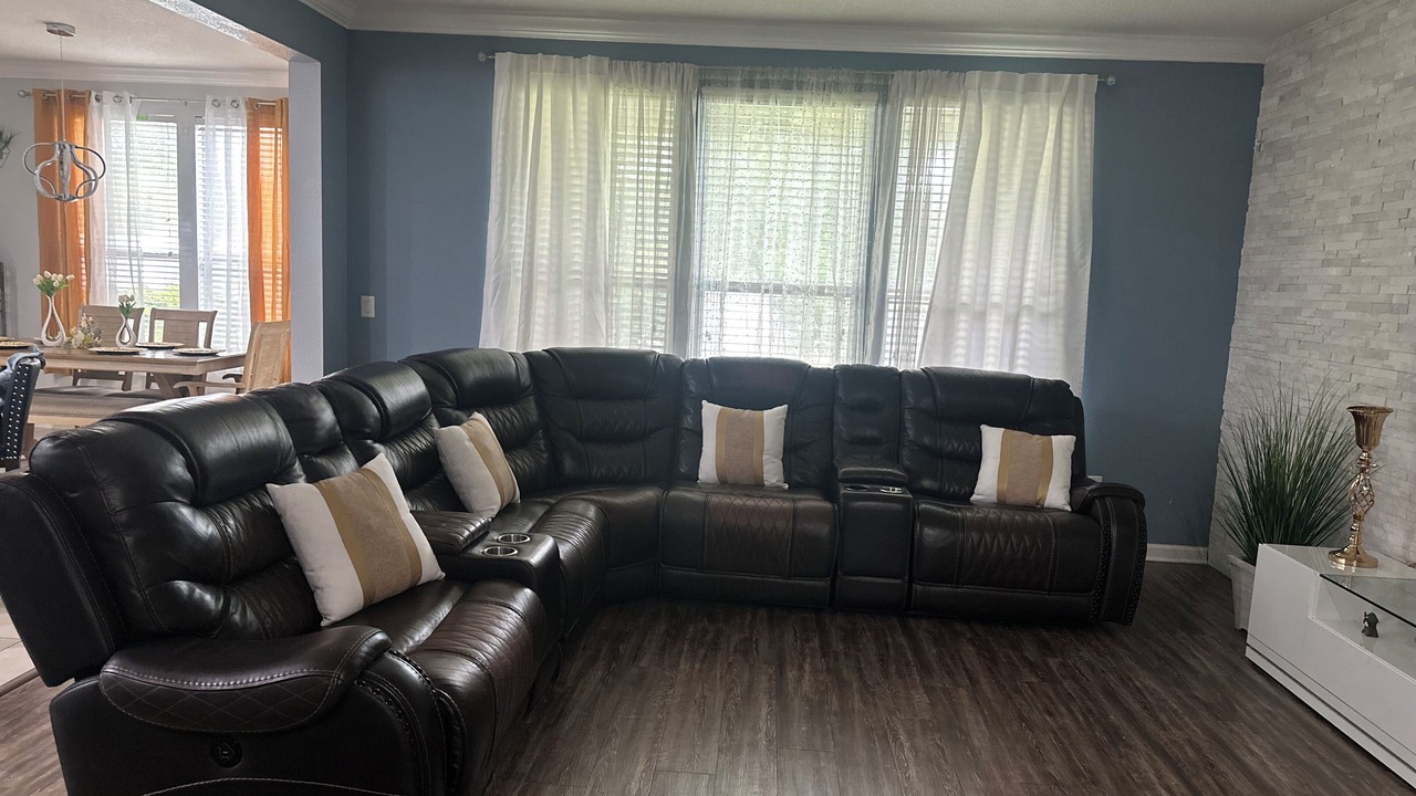 Photo of Livingroom in OakLeaf Plantation