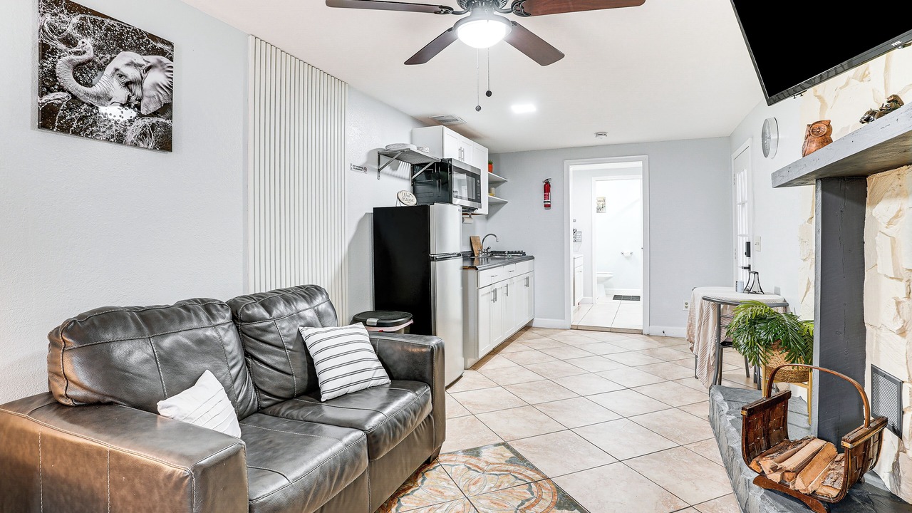 Photo of Livingroom in University