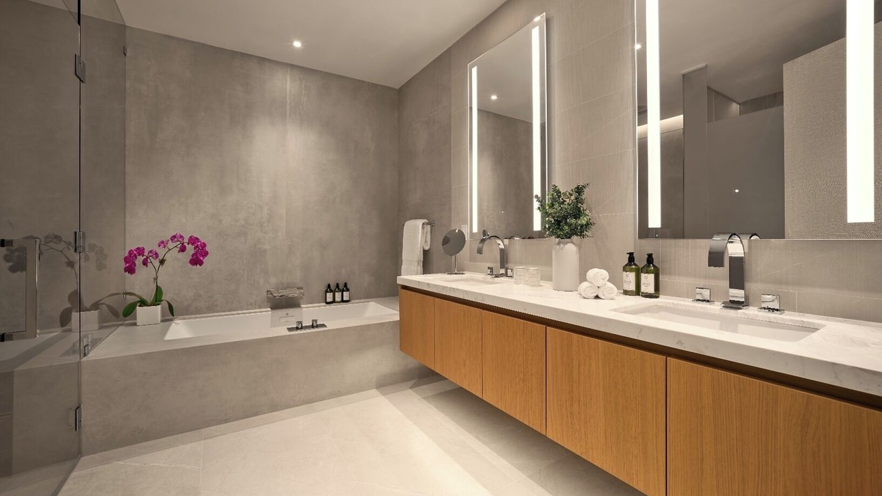 Photo of Bathroom in 17th Street Causeway