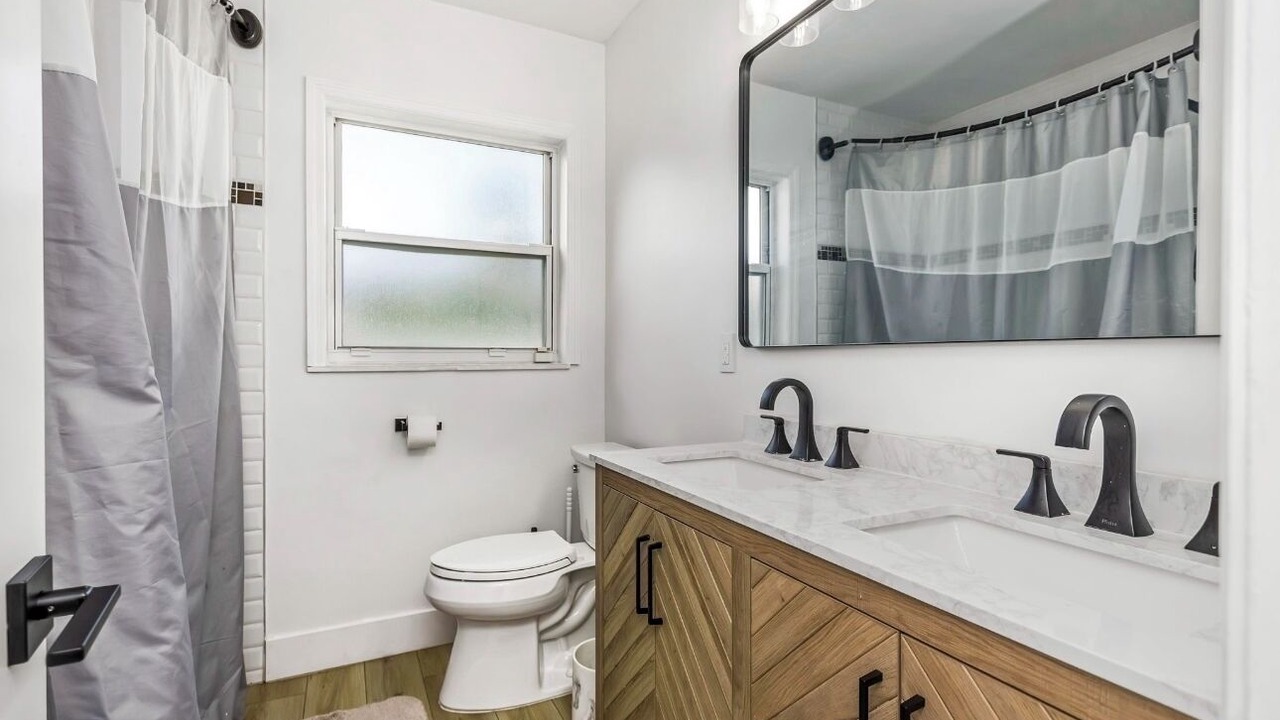 Photo of Bathroom in Carver City - Lincoln Gardens