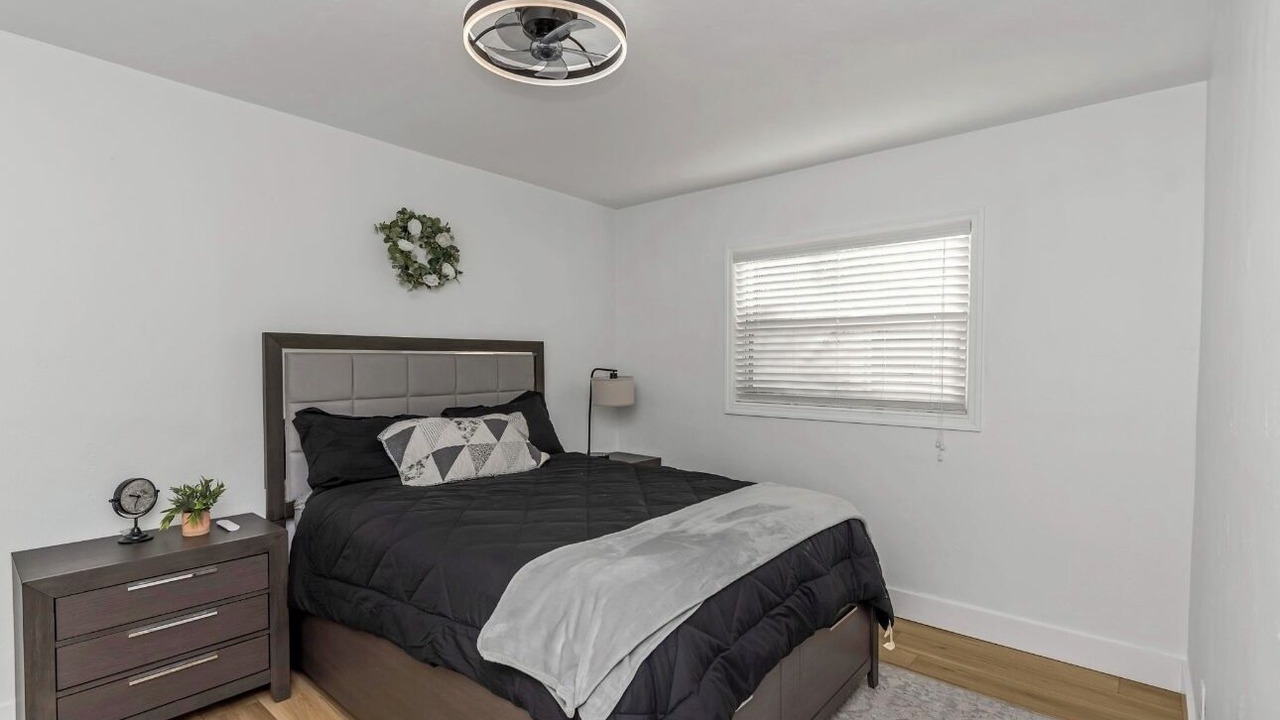 Photo of Bedroom in Carver City - Lincoln Gardens