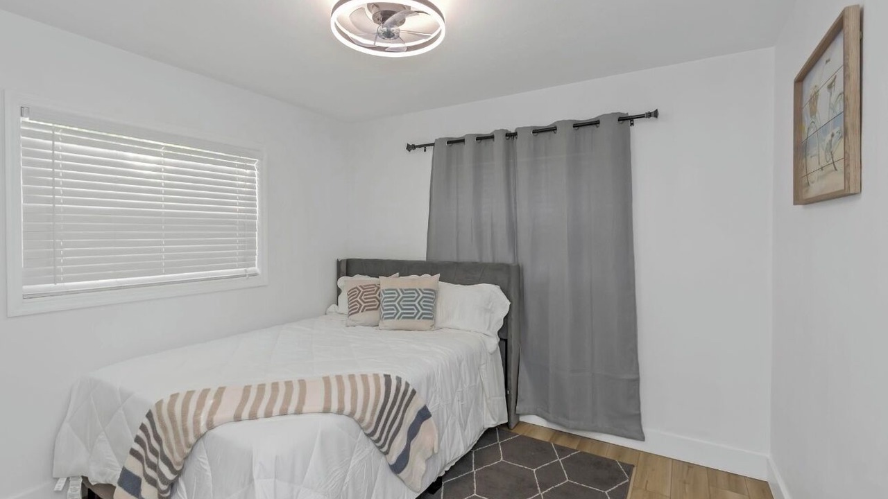 Photo of Bedroom in Carver City - Lincoln Gardens