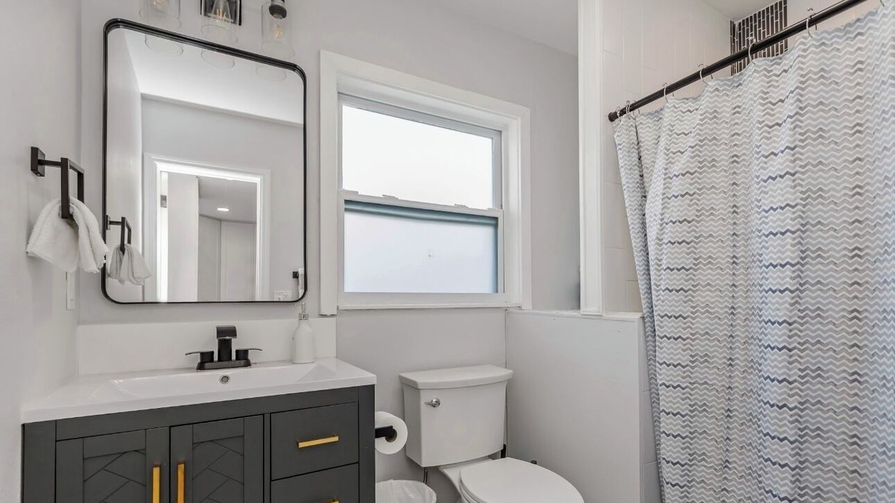Photo of Bathroom in Carver City - Lincoln Gardens