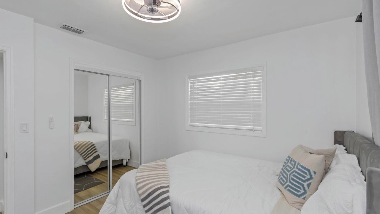 Photo of Bedroom in Carver City - Lincoln Gardens
