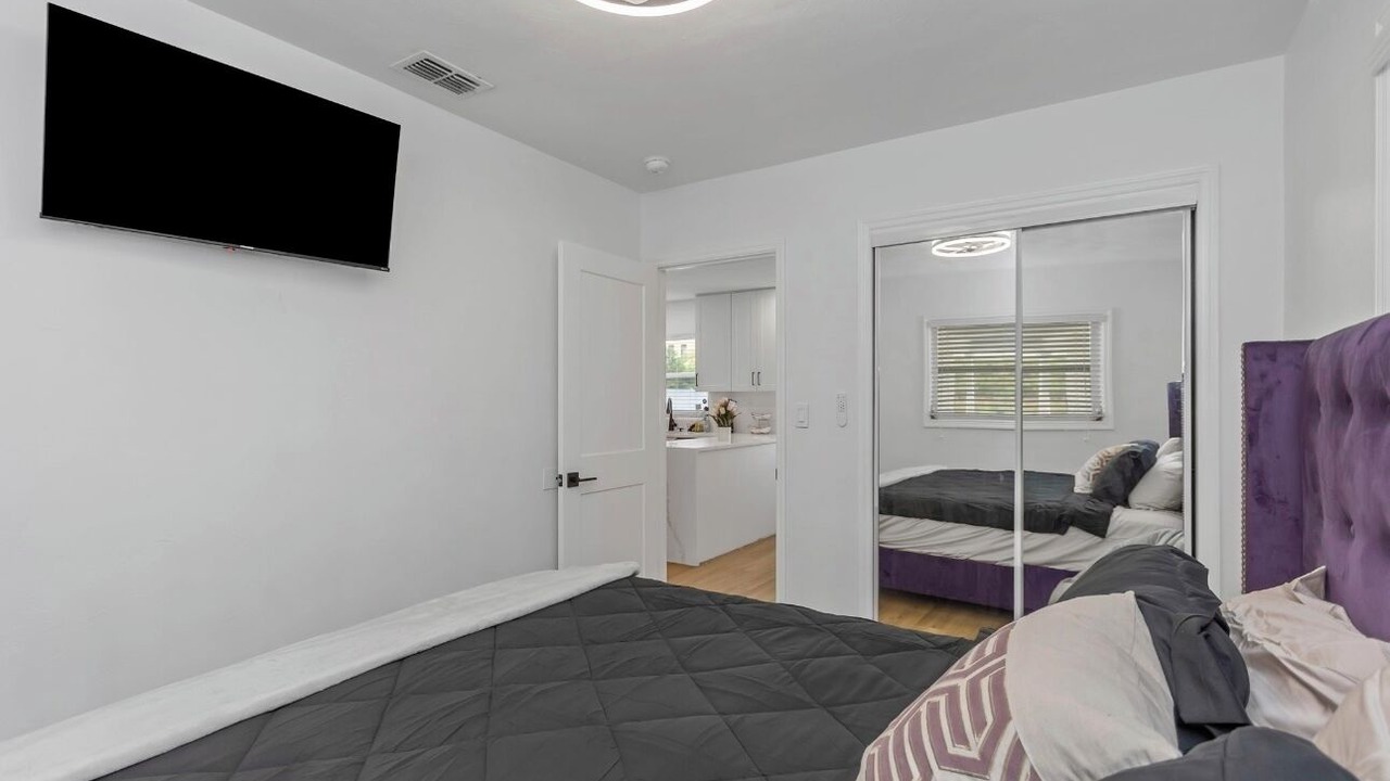 Photo of Bedroom in Carver City - Lincoln Gardens
