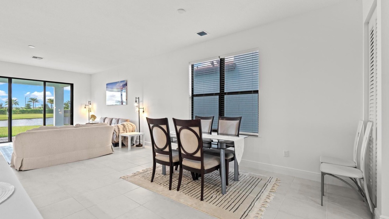 Photo of Livingroom in Hunt Club