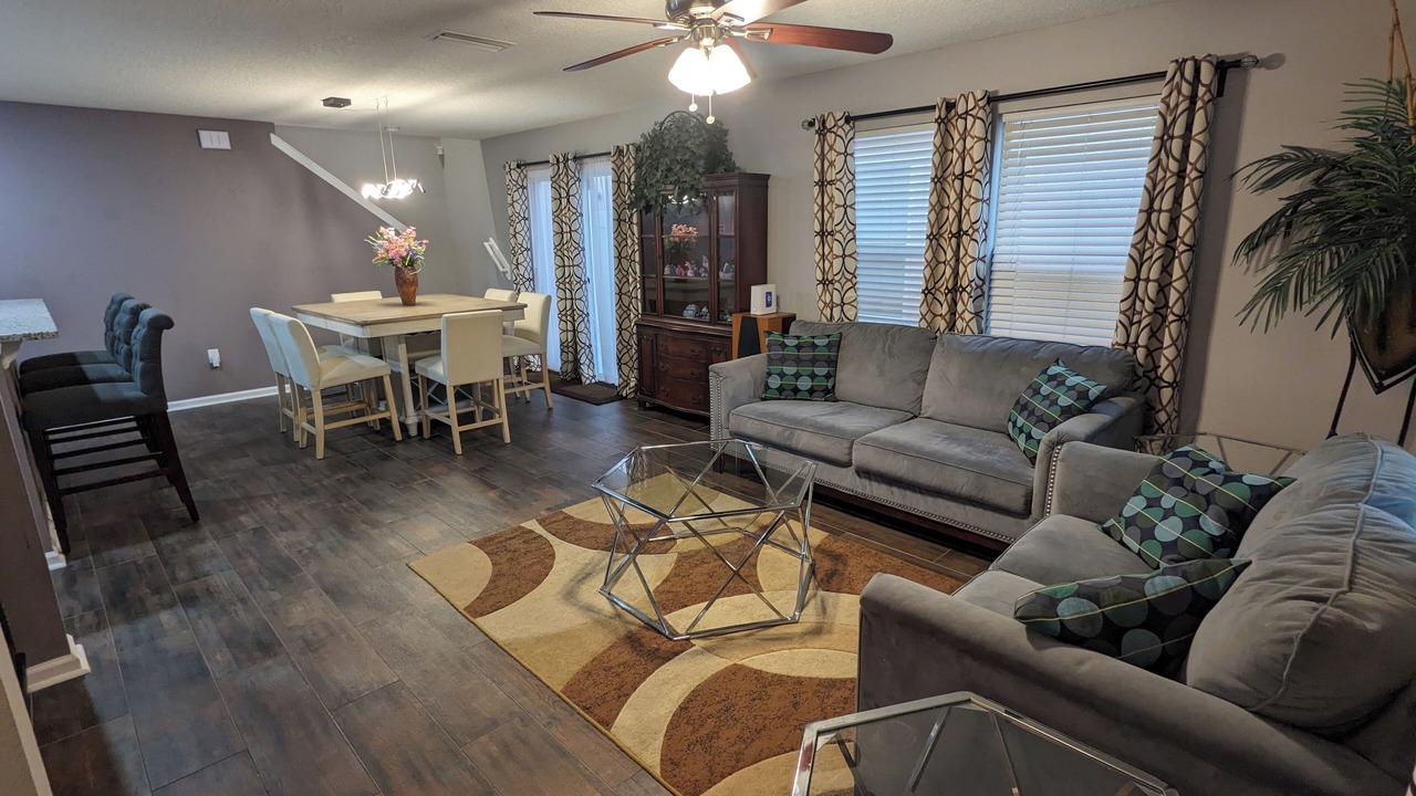 Photo of Livingroom in OakLeaf Plantation