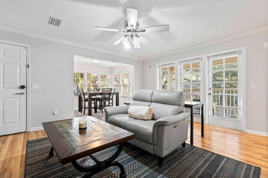 Photo of Livingroom in Haile Plantation