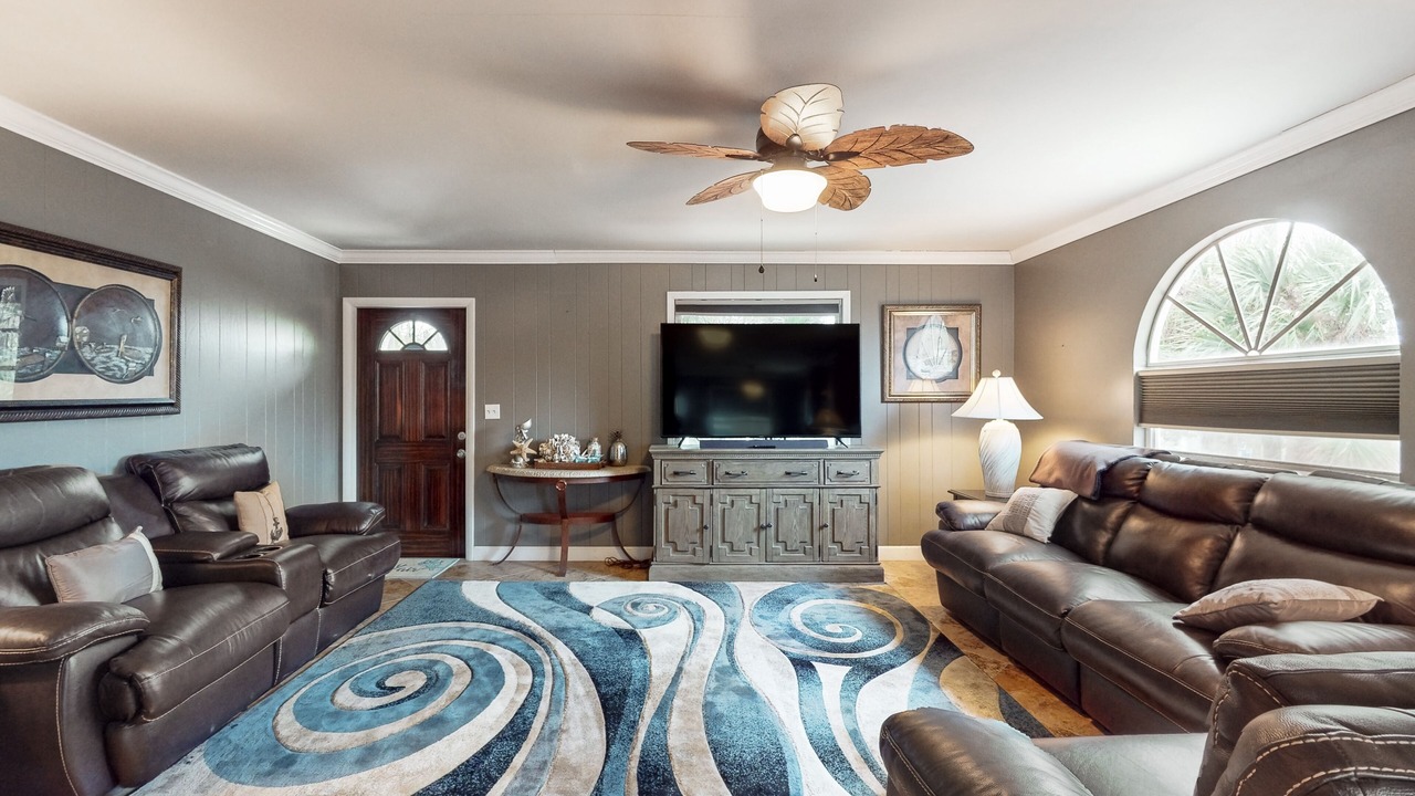 Photo of Livingroom in Mid Island
