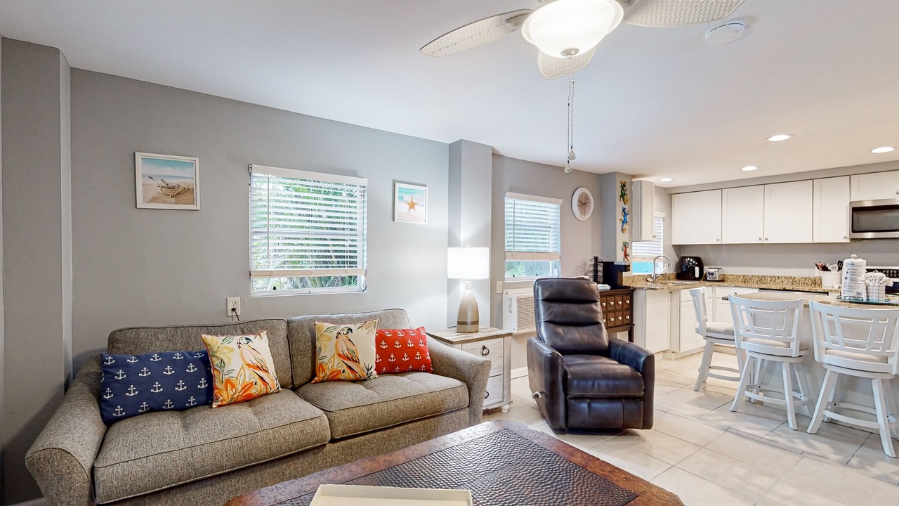 Photo of Livingroom in Mid Island