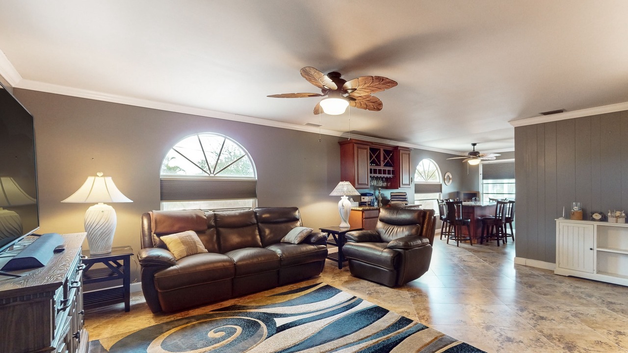 Photo of Livingroom in Mid Island