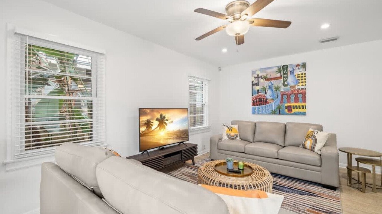 Photo of Livingroom in Historic Hyde Park North