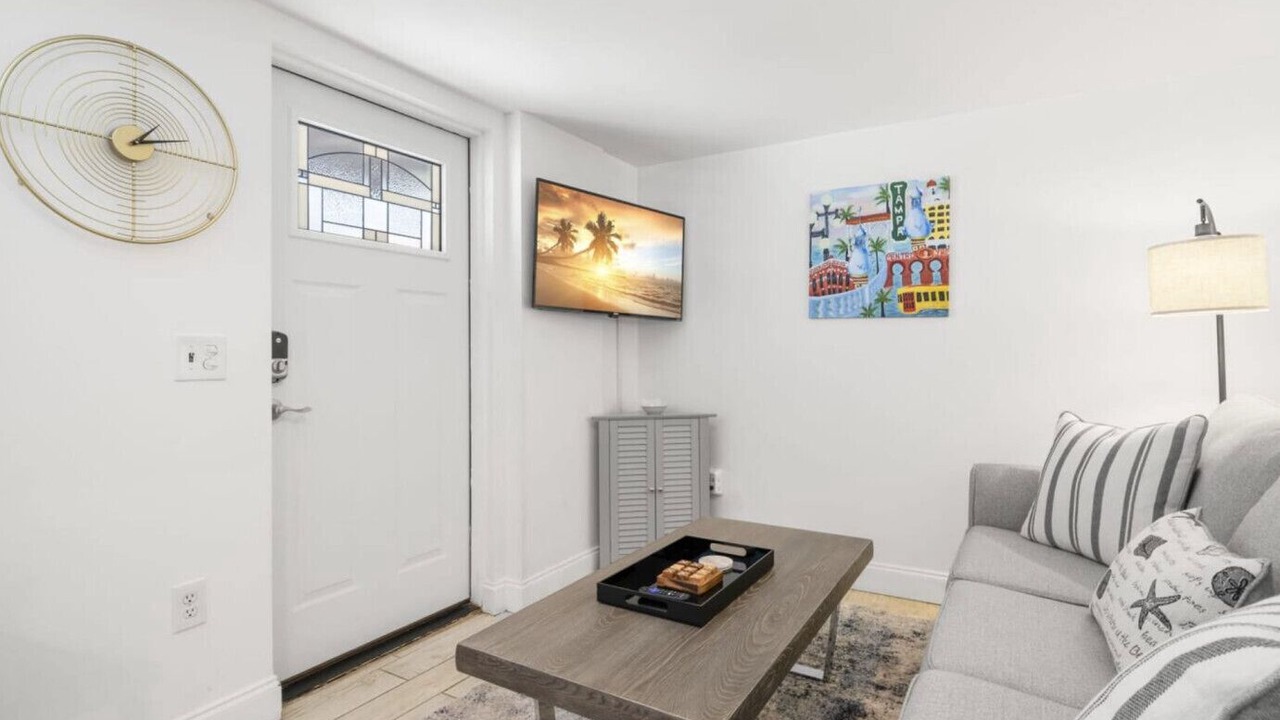 Photo of Livingroom in Historic Hyde Park North
