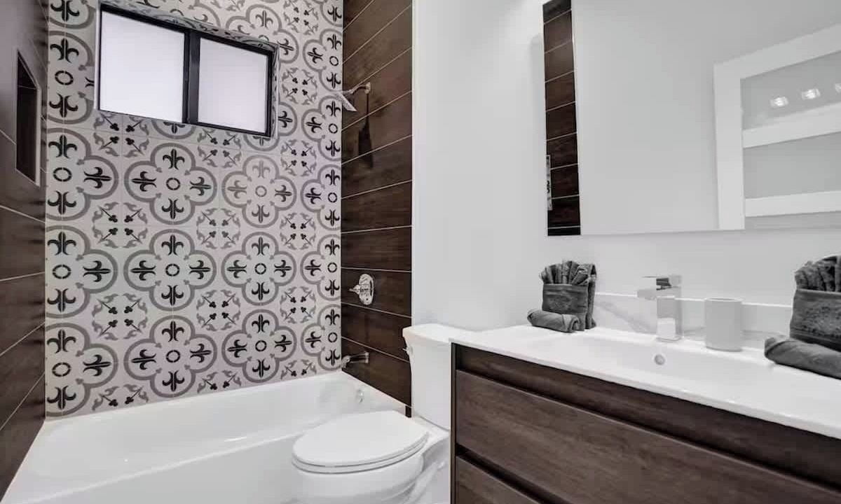 Photo of Bathroom in Sunset