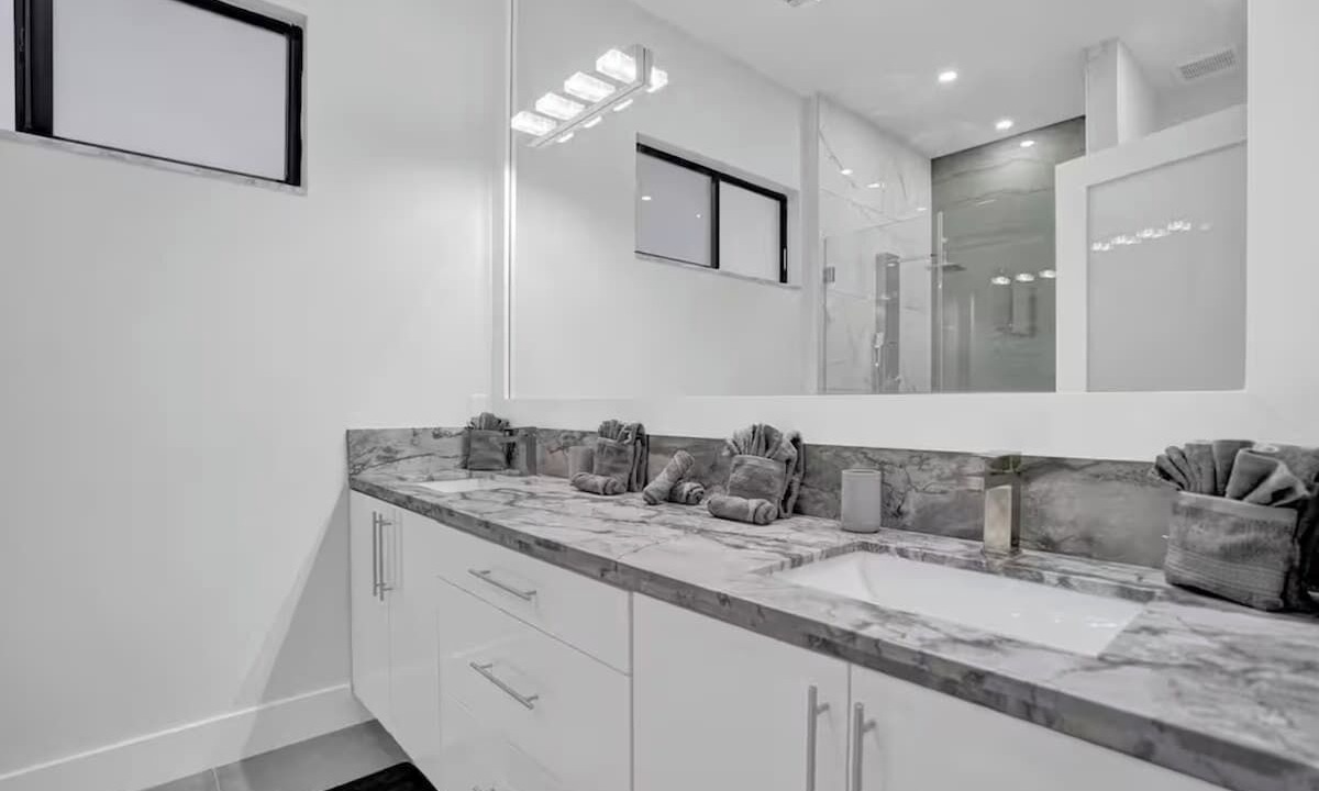 Photo of Bathroom in Sunset