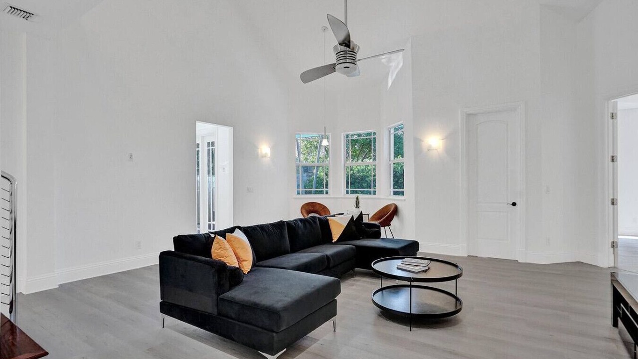 Photo of Livingroom in River Oaks