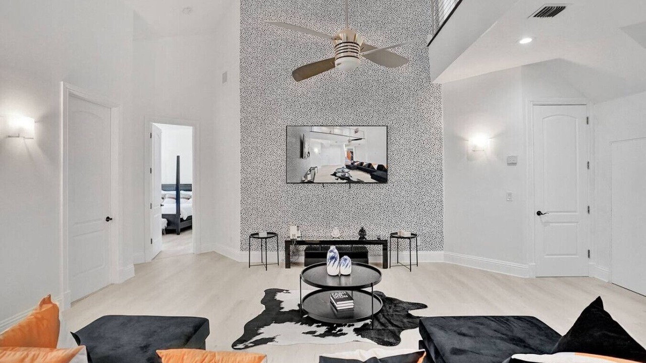 Photo of Livingroom in River Oaks