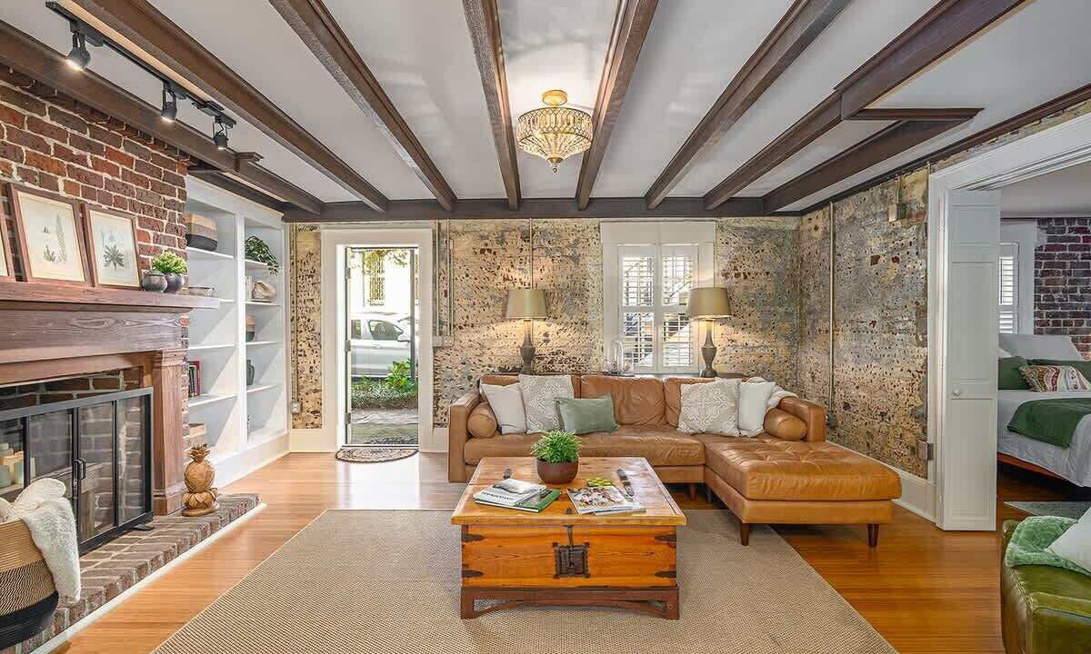 Photo of Livingroom in Historic District - North
