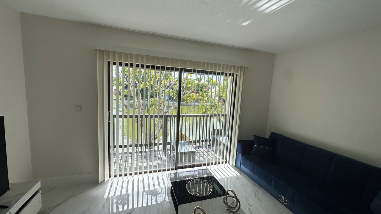 Photo of Livingroom in Lauderhill