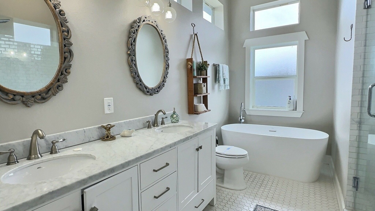 Photo of Bathroom in Port Tampa City