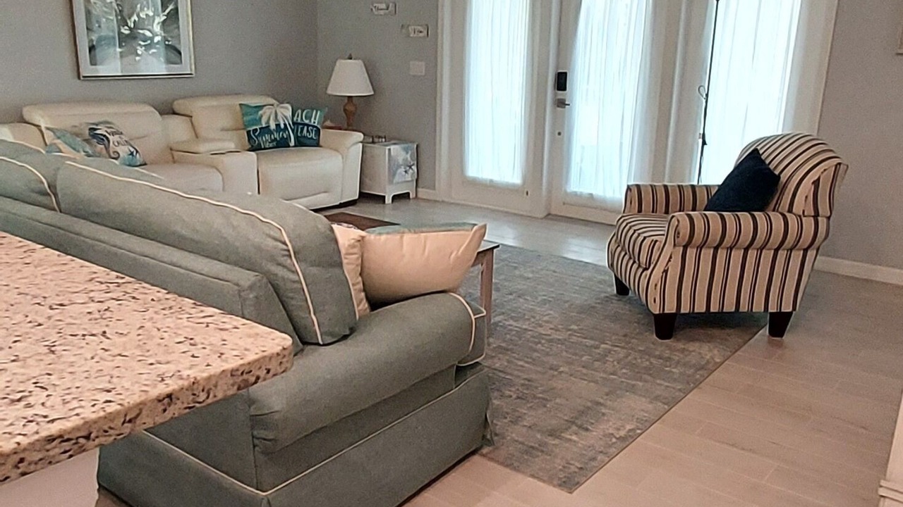 Photo of Livingroom in Mid Island