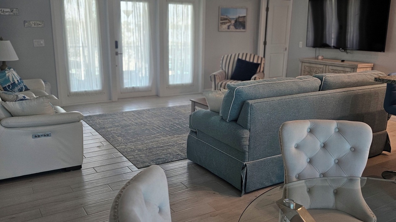 Photo of Livingroom in Mid Island
