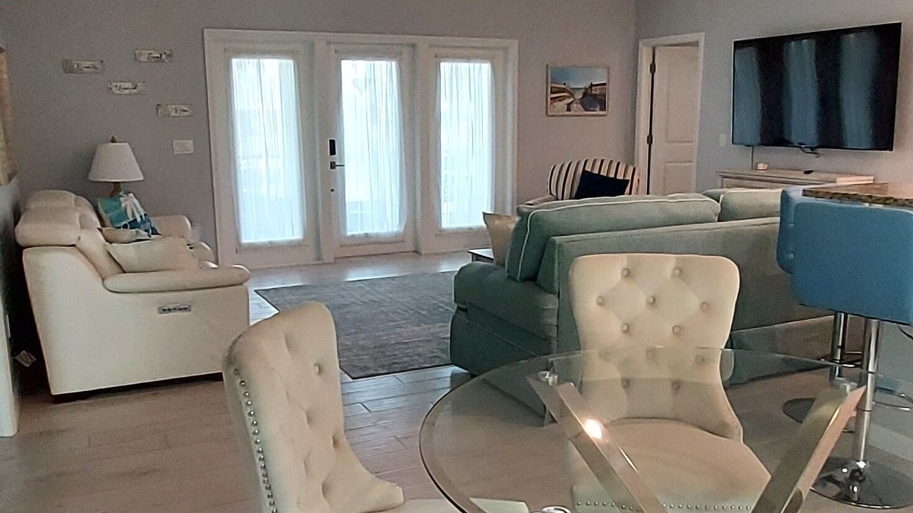 Photo of Livingroom in Mid Island