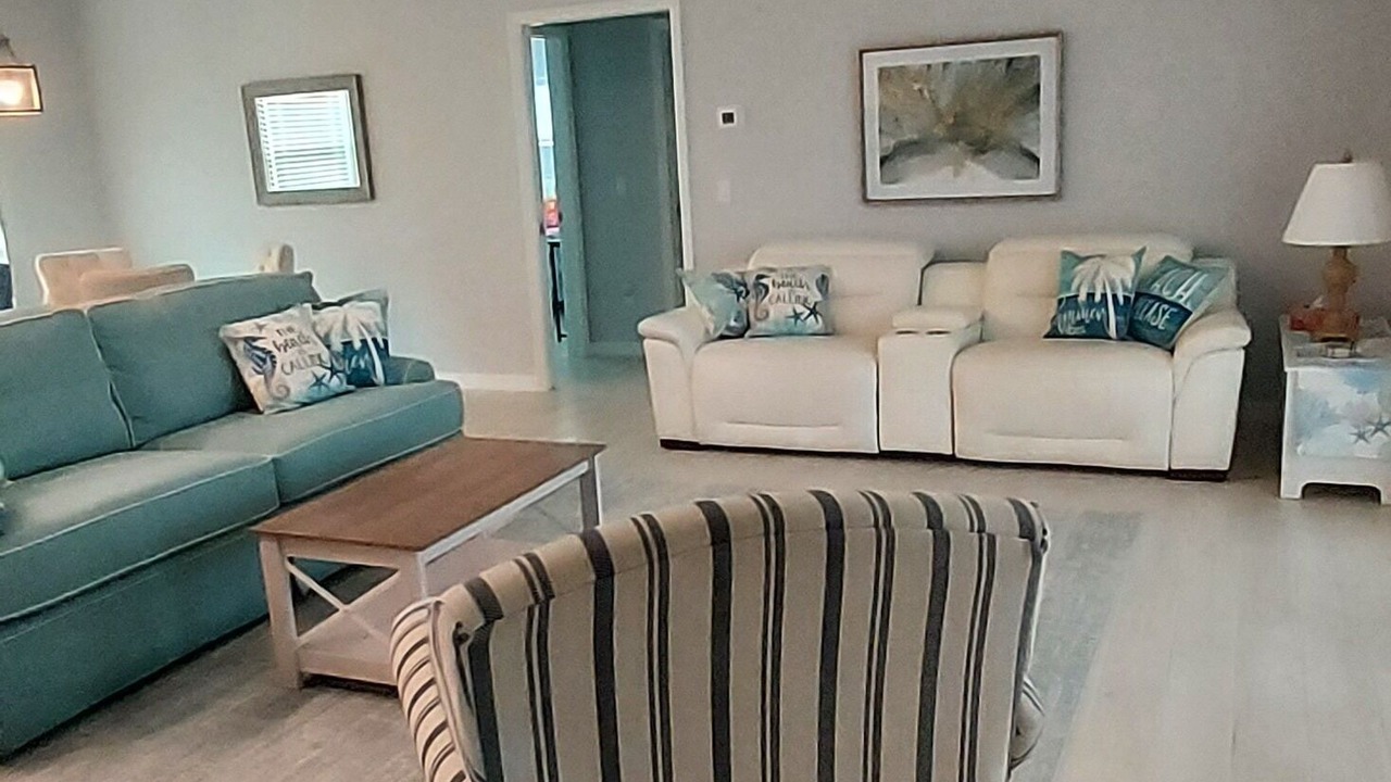 Photo of Livingroom in Mid Island