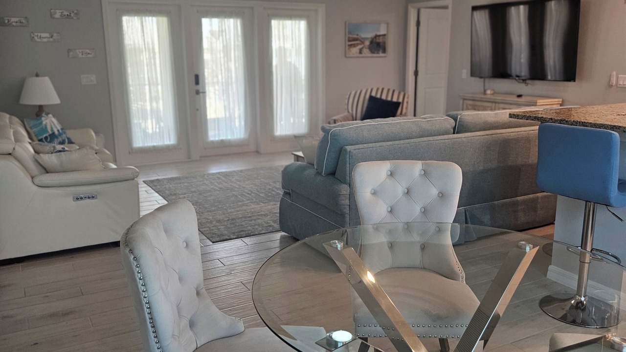 Photo of Livingroom in Mid Island