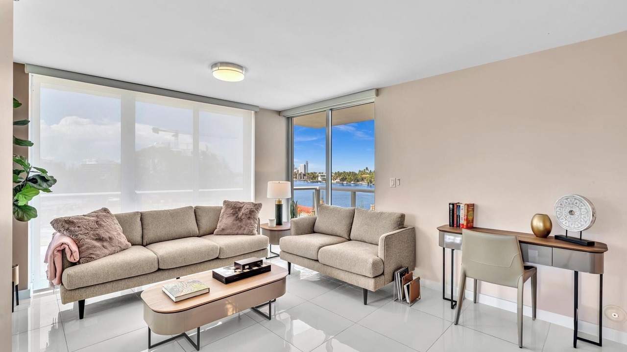 Photo of Livingroom in Bay Harbor Islands