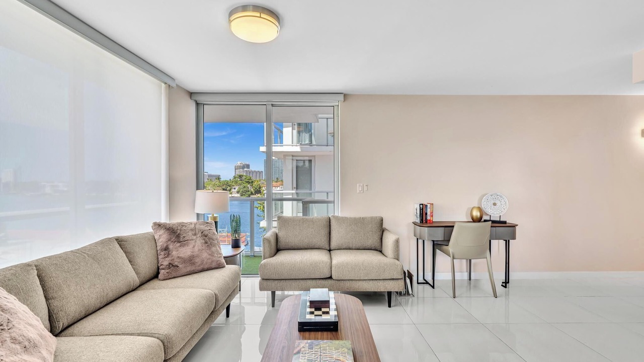 Photo of Livingroom in Bay Harbor Islands
