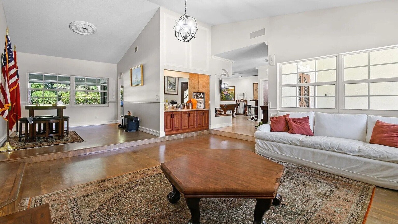 Photo of Livingroom in Hunt Club