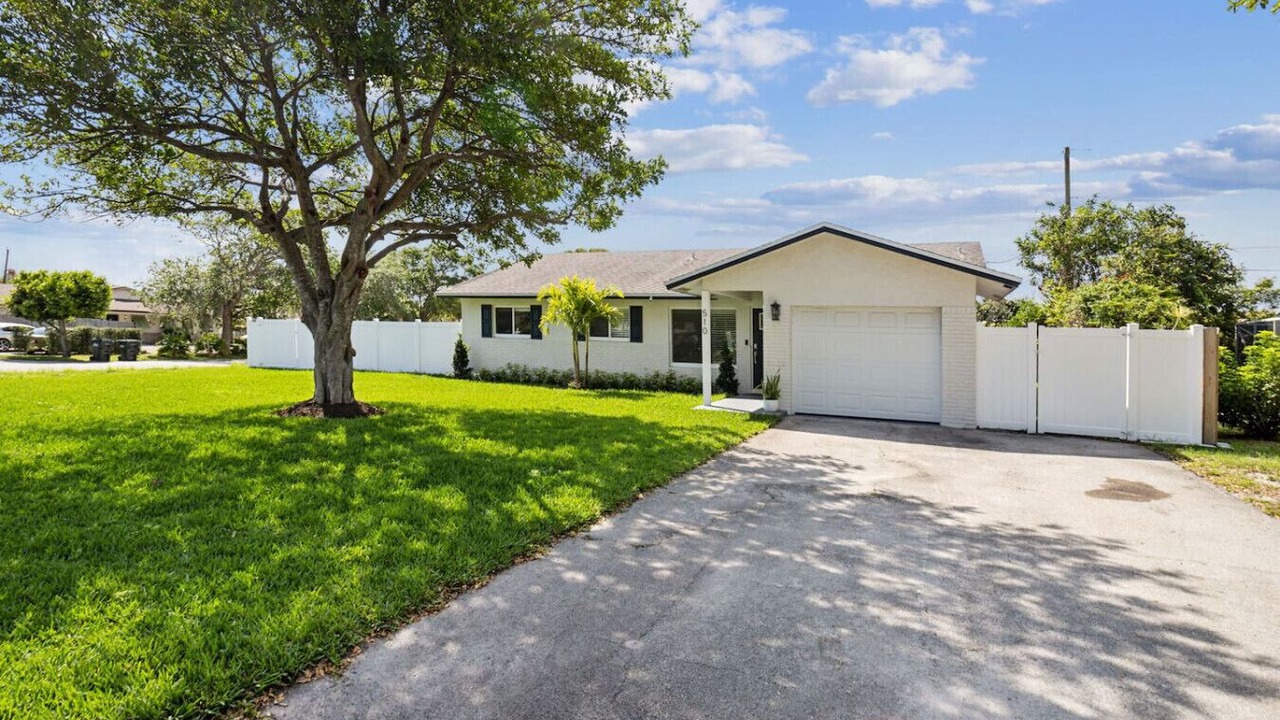 Photo of Outdoor in Tropic Palms