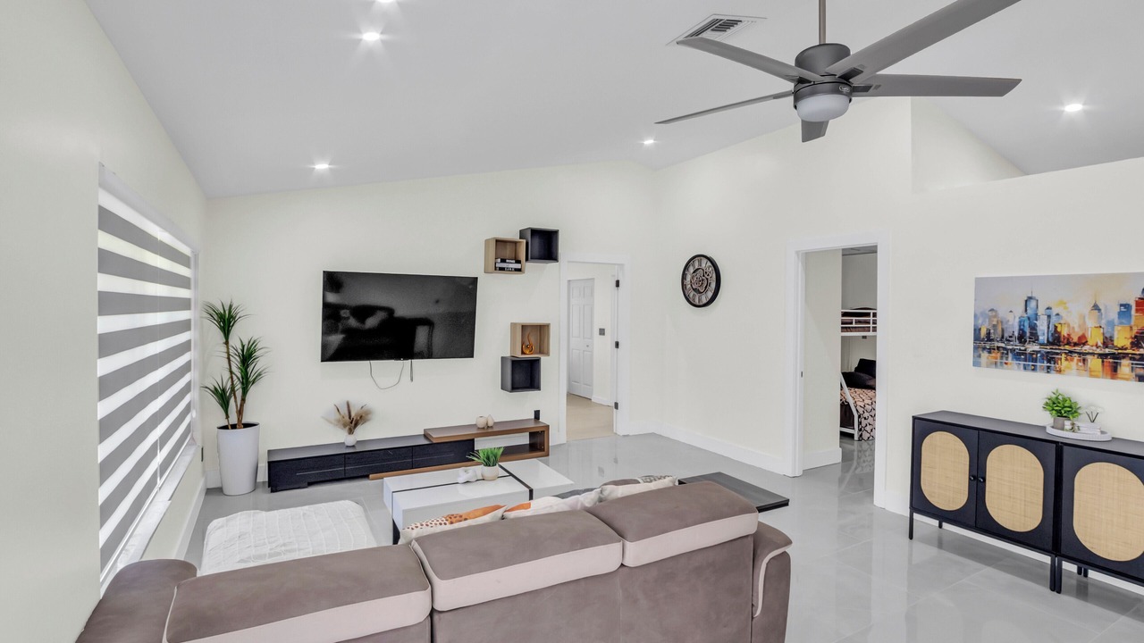 Photo of Livingroom in Lauderhill