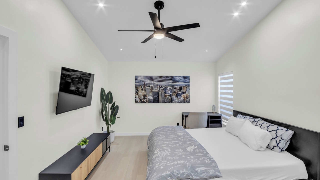 Photo of Bedroom in Lauderhill