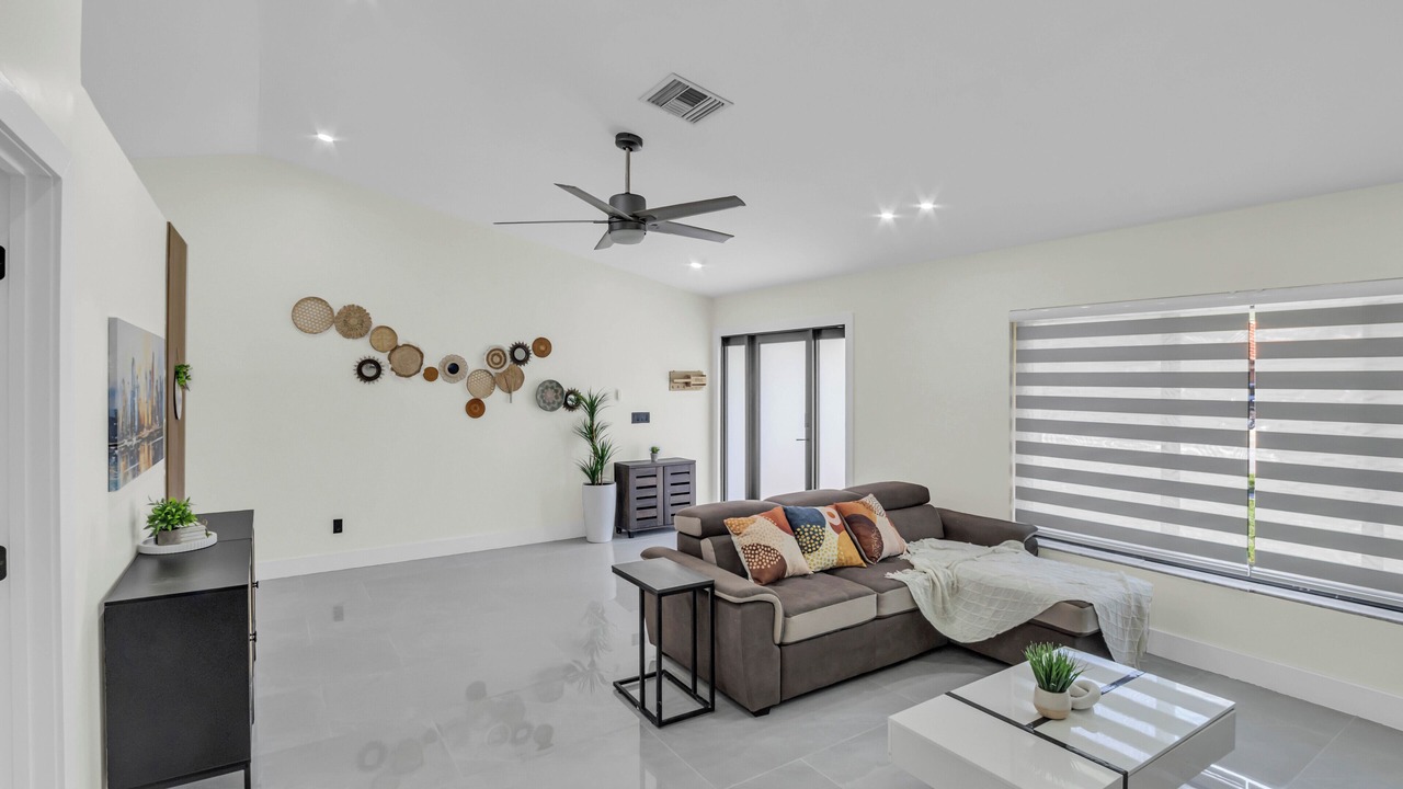 Photo of Livingroom in Lauderhill