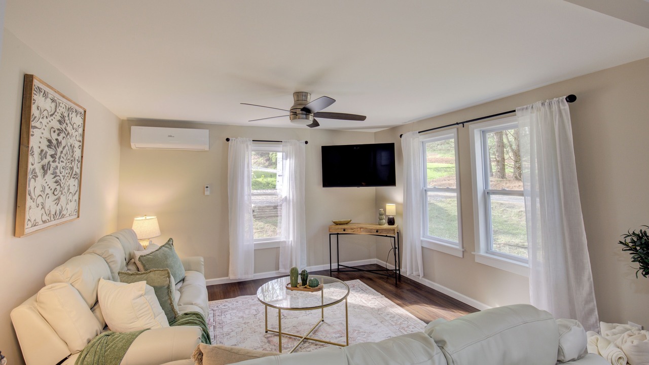 Photo of Livingroom in Saluda