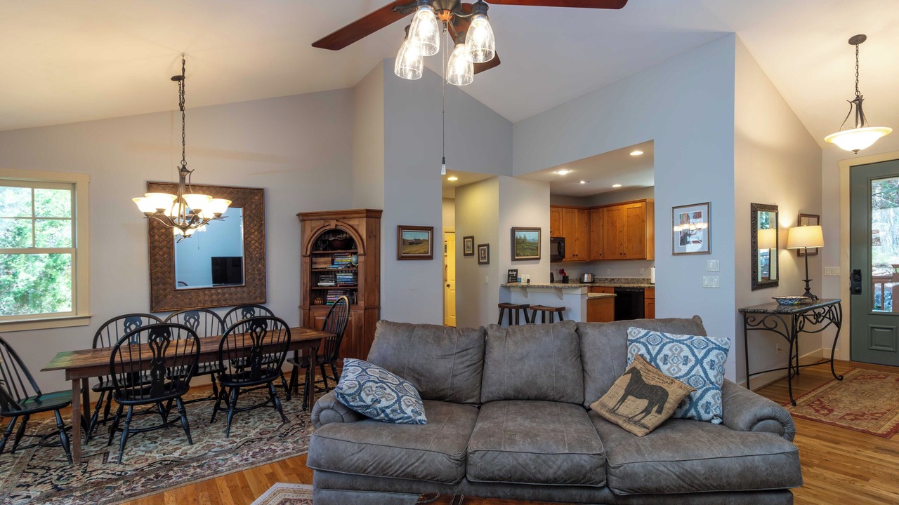 Photo of Livingroom in Bear Lake Reserve