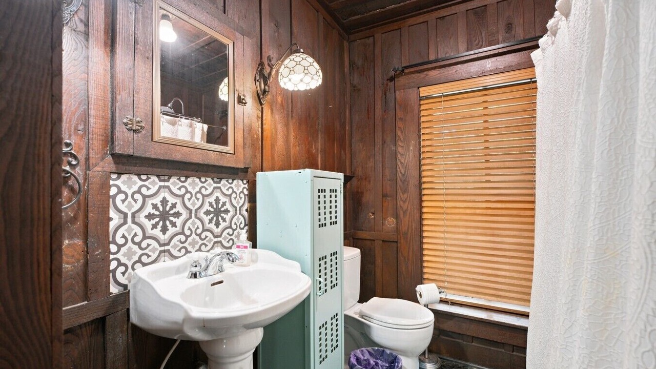 Photo of Bathroom in Rocky Bottom