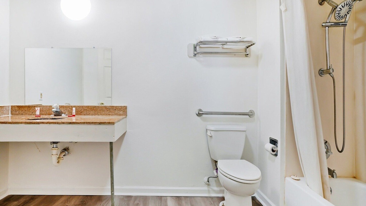 Photo of Bathroom in Belvedere Park