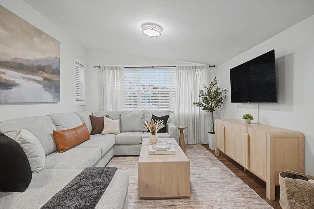 Photo of Livingroom in Town N County Park