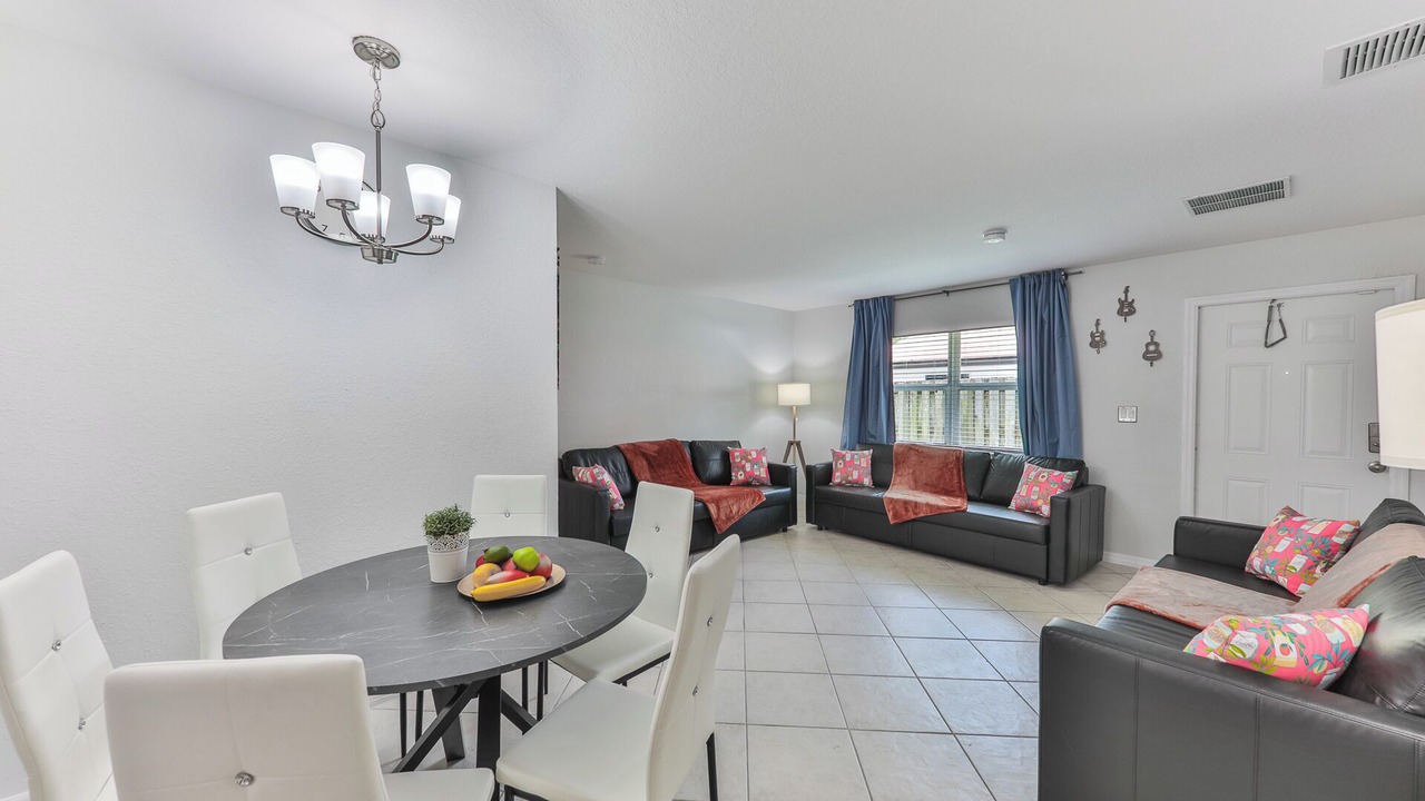 Photo of Livingroom in River Oaks