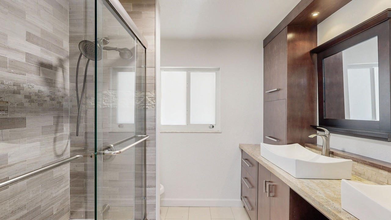 Photo of Bathroom in Central Oakland Park