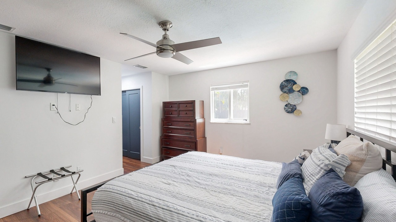 Photo of Bedroom in Central Oakland Park