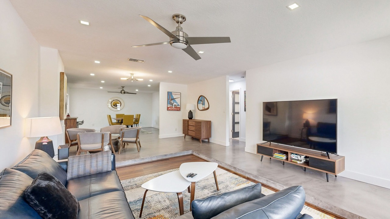 Photo of Livingroom in Central Oakland Park
